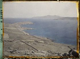 Image représentant Partie nord de Delos et à droite, l'Ile de Mykonos, vue prise du Cynthe