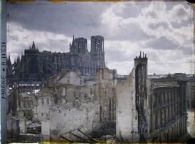 Image représentant Quartier de l'Université en ruine, au fond la cathédrale, à droite la place Royale