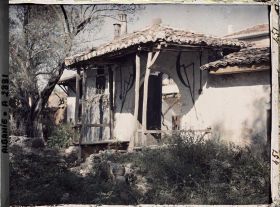 Image représentant Lieu de culte des Bektachis, dont les insignes sont dessinés sur les murs