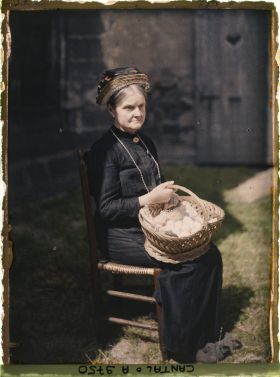 Image représentant Julienne assise, portant le chapeau de Saint-Flour