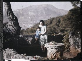 Image représentant Madame Kiyoko Motono, invitée par Albert Kahn, et son fils Xavier