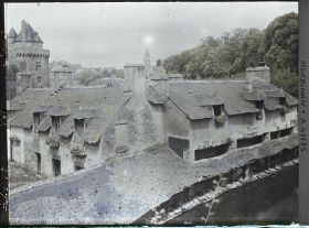 Image représentant Les lavoirs de la Garenne ; à gauche, la tour du Connétable ; au loin, la flèche de l'église Saint-Patern