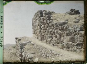 Image représentant Chemin bordant, en montant, le mur d'enceinte de la citadelle (rampe d'accès de l'entrée principale ?)