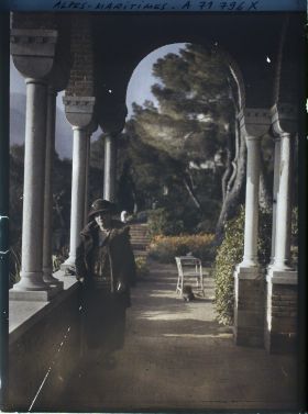 Image représentant Madame Cyprienne Douine, dans la galerie byzantine du jardin de sa villa Cypris