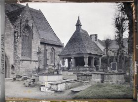 Image représentant A l'intérieur de l'enclos paroissial, l'église Saint-Jean-du-Doigt, le cimetière et l'oratoire