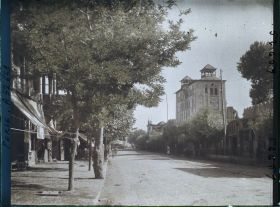 Image représentant L'avenue Nasser Khosrow, grand boulevard ombragé bordant l'Arg (la citadelle royale) dont l'entrée se fait par le Shams-ol Emareh ("Soleil des Palais")