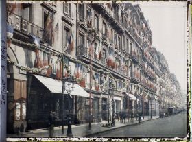 Image représentant La rue de la Paix décorée pour les fêtes de la Victoire