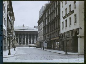 Image représentant La rue de la Bourse et la Bourse de Paris (palais Brongniart) depuis la rue des Colonnes