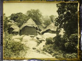 Image représentant Cases à flanc de montagne, au milieu d'éboulis rocheux