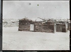 Image représentant Habitation faite de vieux bidons