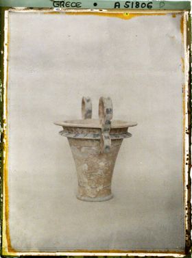 Image représentant Musée archéologique - Vase à anses à décor peint (représentant un casque) provenant de la tombe royale d'Isopata près de Cnossos