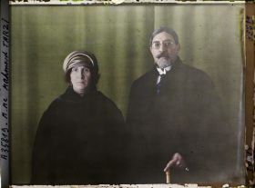 Image représentant Le sardar  https://musee-albert-kahn.s-museum.fr/home/NWQ2OTAwYzNmYjZlZTk1ZWQwODJmMjY4L2dlbmVyaWMtbm90aWNlLXRhYi9hdXRob3JpdHkvNjE3YTc5ZjVjZjhiODk2OGIzMzM3ZDIx/5d6900c3fb6ee95ed082f268/generic-notice-tab/authority/617a79ebcf8b8968b333788b Mahmoud Tarzi et son épouse  https://musee-albert-kahn.s-museum.fr/home/NWQ2OTAwYzNmYjZlZTk1ZWQwODJmMjY4L2dlbmVyaWMtbm90aWNlLXRhYi9hdXRob3JpdHkvNjE3YTc5ZjVjZjhiODk2OGIzMzM3ZDIx/5d6900c3fb6ee95ed082f268/generic-notice-tab/authority/617a79ebcf8b8968b333788c Asma