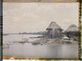 Image représentant Vue sur le village lacustre et la lagune