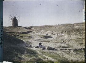 Image représentant Paysage de la campagne de Thrace avec un moulin à vent