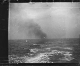 Image représentant Fumée et sillage du navire sur la mer agitée