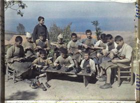 Image représentant Jeunes garçons apprenant la cordonnerie à l'" Ecole industrielle française "