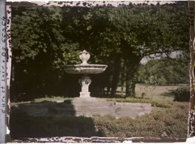 Image représentant Une vasque de marbre dans le parc du château