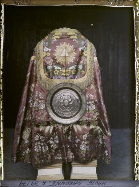 Image représentant France, Montespan (Hte Garonne), Chape soie damassée XVIIIe s, Plats de quête cuivre repoussé XVIe s