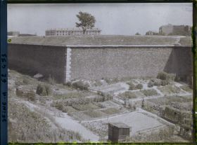 Image représentant Les jardins ouvriers dans les fossés des fortifications à la porte de Saint-Ouen