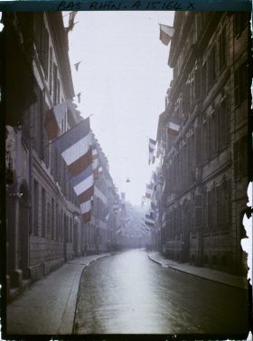 Image représentant France, Strasbourg, Vue générale de la Judengasse avec la Cathédrale dans le fond