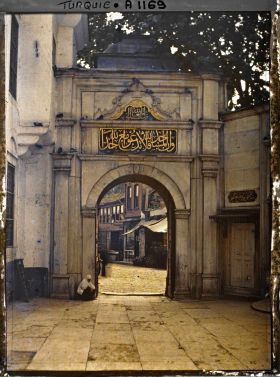 Image représentant Une porte de la cour de l'Eyüp-Sultan-Camii ("Grande mosquée d'Eyüp") en direction de la rue