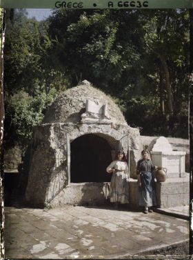 Image représentant Deux femmes Corfiotes à la fontaine
