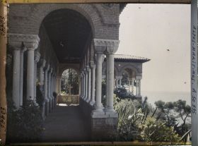 Image représentant Galerie-belvédère du jardin de la villa Cypris surplombant la mer