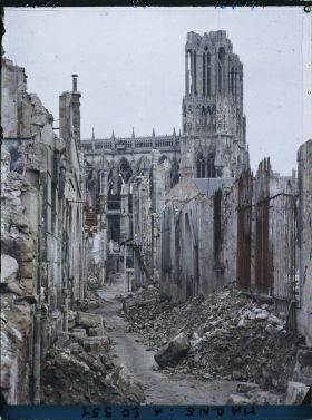 Image représentant France, Reims, Rue de la Salle et Cathédrale