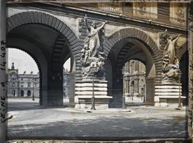 Image représentant Le Louvre, portes de la place du Carrousel, vue prise du quai François-Mitterand