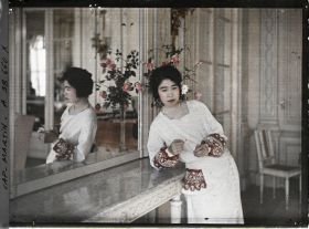 Image représentant La princesse Kitashirakawa, invitée par Albert Kahn dans un salon de sa villa