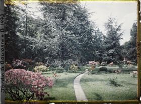 Image représentant Chemin sillonnant vers l'ouest, à travers la pelouse ornée d'arbustes colorés qui entoure le marais