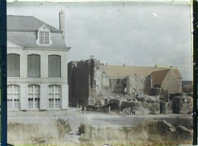 Image représentant Belgique, Ypres, Ruines de St Nicolas et nouvelles maisons (Cassé)