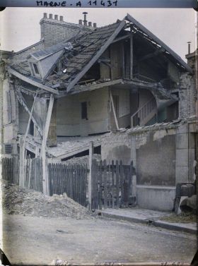 Image représentant Maisons affaissée suite à un bombardement, rue de Strasbourg