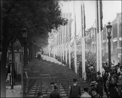 Image représentant Fêtes de la Victoire : démolition des tribunes sur les Champs-Elysées