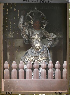 Image représentant Sanctuaire Daiyuin : statue de roi céleste dans une niche de la Nitenmon (porte des dieux du Vent et du Tonnerre)