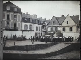 Image représentant La procession de la Fête-Dieu devant le reposoir du port de Saint-Goustan