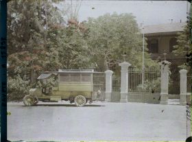 Image représentant Voiture garée devant l'entrée de l'hôpital Saint Vincent-de-Paul