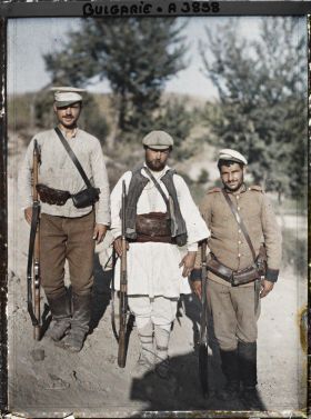 Image représentant Trois soldats et partisans bulgares escortant le photographe