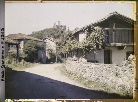 Image représentant France, Montespan Hte Garonne, Un coin du Village et les ruines du Château