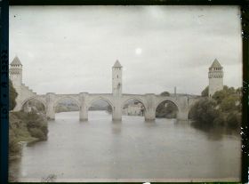 Image représentant France, Cahors, Le pont Valentré vue prise de la rive gauche du  Lot vers l'aval