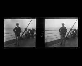 Image représentant Membres de l'équipage ou passagers près du bastingage