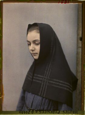 Image représentant France, Lourdes, Jeune fille portant le Capulet noir