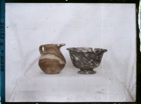 Image représentant Musée archéologique - Deux vases de pierre (un pot et un récipient très ouverts) provenant de Mokhlos