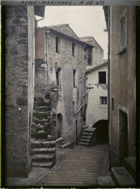 Image représentant Ruelle et habitations, à l'intérieur du village de Roquebrune