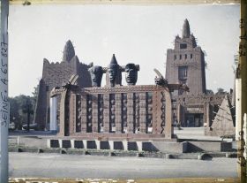 Image représentant L'Exposition Coloniale Internationale de 1931, le pavillon de l'AOF (Afrique occidentale française) et la fontaine des totems