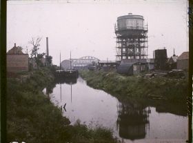 Image représentant France, Merville, Château d'eau et dans le fond, Construction d'un Chantier de péniches