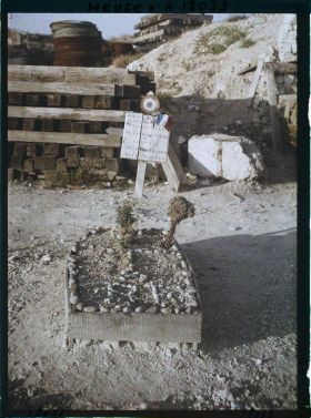 Image représentant France, Fort de Vaux, Tombe renfermant les restes de six soldats Français dans le fort de Vaux