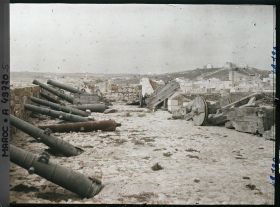 Image représentant Canons sur les remparts du Dar el-Bahar (" château de la mer ")