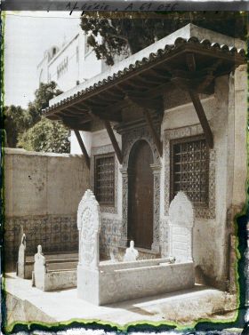 Image représentant La tombe d'Ahmed, dernier bey de Constantine, à l'entrée de la mosquée de Sidi Abd-er-Rhamane