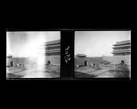 Image représentant Dans le bastion de Zhengyangmen ("porte Face au Midi"), appelée aussi Qianmen ("porte Antérieure")